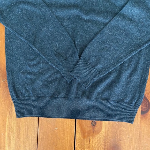 Old Navy V-Neck Casual Sweater - Picture 9 of 9